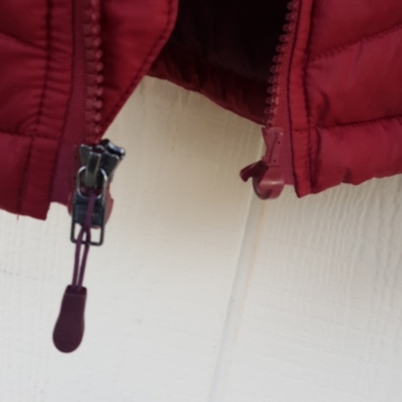 OVER $100 OFF!!!🔥 L UNDER ARMOUR BURGUNDY RED PACKABLE PUFFER - Picture 9 of 16